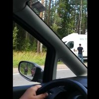 Video: Uz autoceļa Rīga-Ventspils sadūrušās trīs automašīnas; divi cietušie