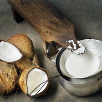 Kā mājas apstākļos pagatavot kokosriekstu pienu un 13 idejas, ko ar to iesākt