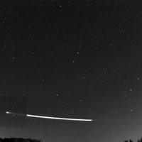 Kā olis pret ūdens virsmu – meteoroīds 'aizķer' Zemes atmosfēru un dodas tālāk kosmosā