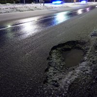 Департамент сообщения о ямах на рижских дорогах: денег на ремонт нет, но вы держитесь