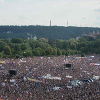 Prāgā daudzi tūkstoši protestētāju pieprasa premjera Babiša demisiju