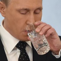 Putinu satrauc pārmērīga dzeršana Krievijas vadībā, raksta 'Meduza'
