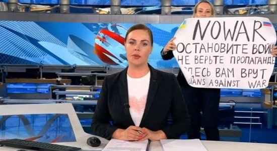 Krievijas pretkara žurnālistei Marinai Ovsjaņņikovai piespriesti astoņarpus gadi cietumā