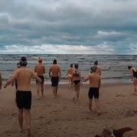 ФОТО, ВИДЕО: Праздничный заплыв в Лиласте - в холодное море нырнули 25 человек