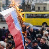 На акции в Тбилиси сожгли изображение флага России