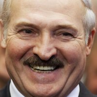 Pusaudzi par Lukašenko izaicināšanu uz 'Ice Bucket Challenge' aiztur milicija