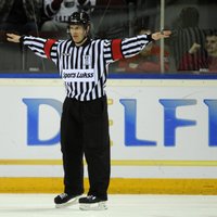 Latvijas hokeja tiesnesis Odiņš izvēlēts darbam Gagarina kausa finālā