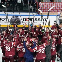 Latvijas hokejisti vēsturiski iekļūst pusfinālā un brauc uz Tamperi