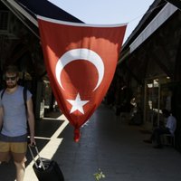 Turcijā kopš apvērsuma mēģinājuma atstādināti vai atlaisti 81 000 valsts darbinieku