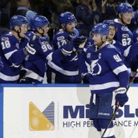 'Lightning' hokejisti ar uzvaru pēcspēles metienos saglabā līderpozīciju NHL čempionātā