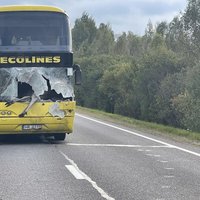 Pēc autobusa sadursmes ar alni ierobežota satiksme uz Rēzeknes šosejas