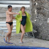 Kanclere Angela Merkele plunčājas peldkostīmā