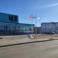 Вместо флага города — флаг Украины. Решение директора школы вызвало споры в Даугавпилсе (ОБНОВЛЕНО)