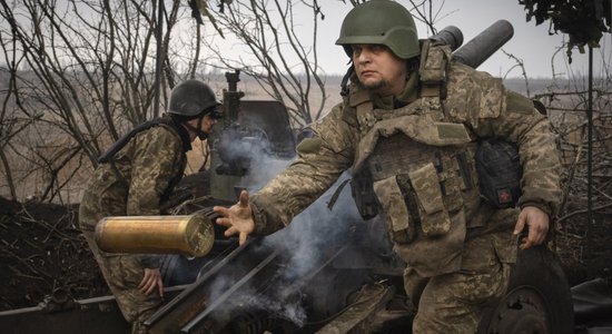 Ukrainas frontei draud sabrukums, Krievija gatavojas lielam uzbrukumam, analizē 'Politico'