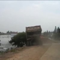 Video: Ķīnieši ļoti ekstrēmā veidā cīnās ar plūdiem
