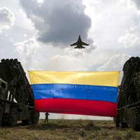 Krievija izvedusi militāros speciālistus no Venecuēlas, jo Maduro neesot naudas, ziņo WSJ