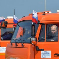 Video: Putins ar 'Kamaz' atklāj tiltu starp Krieviju un okupēto Krimas pussalu
