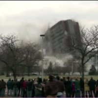 Video: ASV uzspridzina vecu koledžas ēku