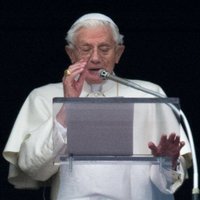 Benedikts XVI pēc atkāpšanās saglabās titulu 'Viņa Svētība'