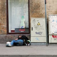 Jelgavā kāds vīrietis reibumā nositis bezpajumtnieku