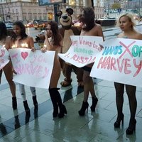 У посольства США в Москве девушки разделись в поддержку Вайнштейна