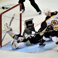 Bostonas 'Bruins' ar 'sausu' uzvaru iesāk Stenlija kausa pusfinālu
