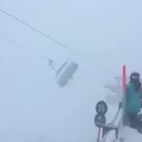 Video: Austrijā spējš vējš izšūpina slēpotājus