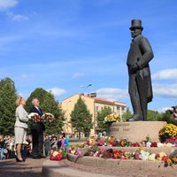 ФОТО: Елгавчане возложили цветы к памятнику первого президента Латвии