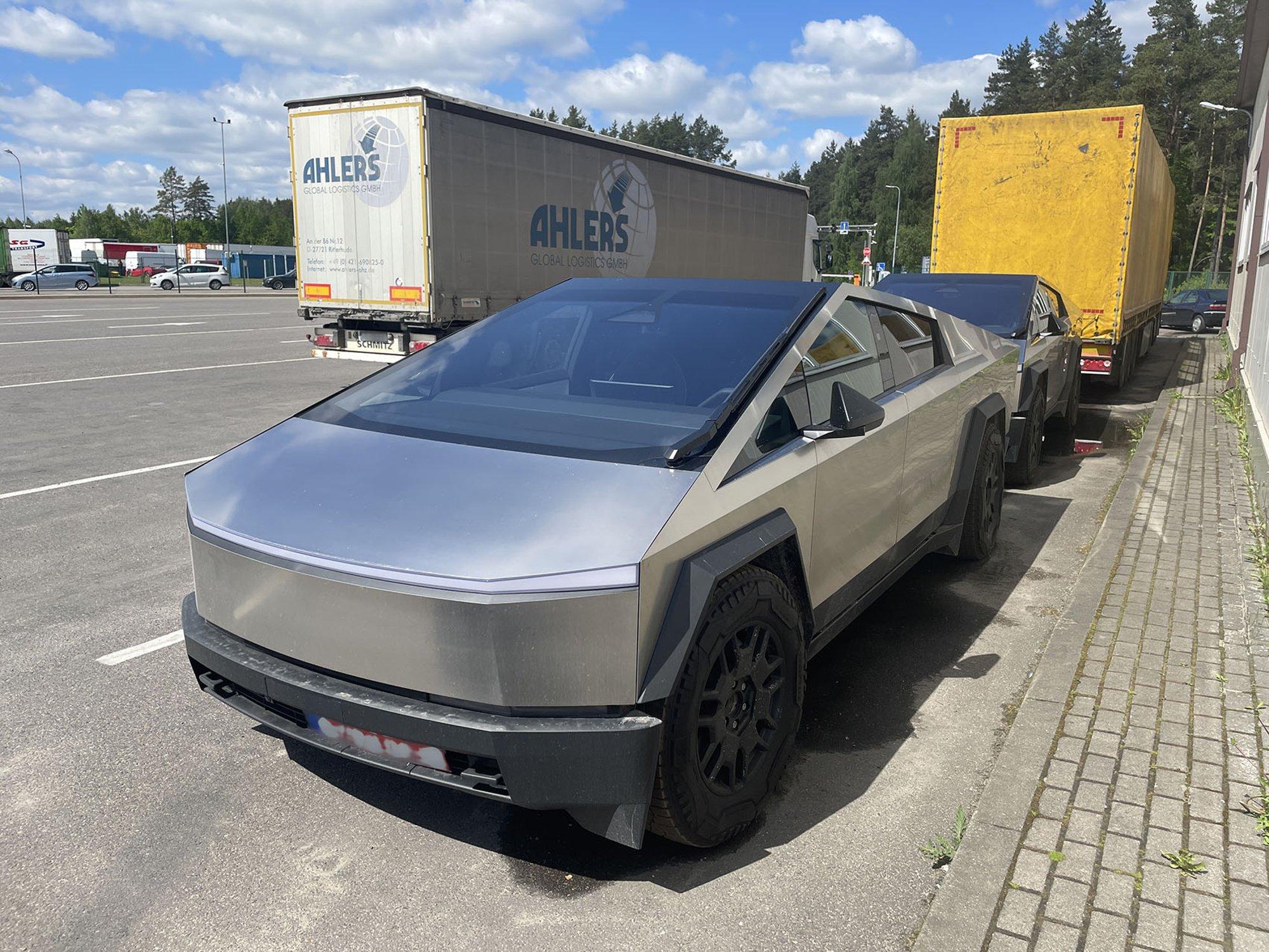 ВИДЕО. В Литве таможенники задержали два электромобиля Tesla Cybertruck,  которые везли в Беларусь