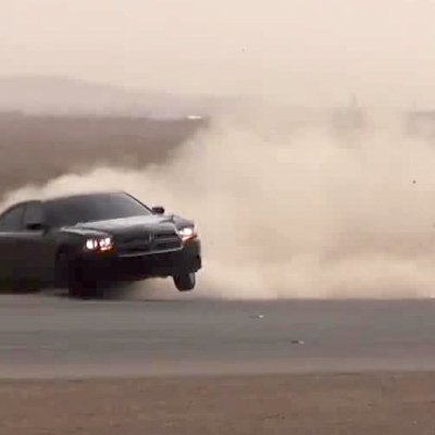 Video: Arābu drifts ar 'Dodge Charger' 220 km/h ātrumā