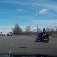 Motociklists izraisa bīstamu situāciju uz Mūkusalas apļa