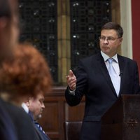 Devalvācijas atbalstītāji aizmirst trīs svarīgus faktus, uzsver Valdis Dombrovskis