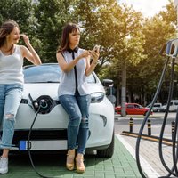 Kādi faktori ietekmē elektromobiļa vērtību lietoto auto tirgū