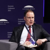 Zviedrijas bijušais finanšu ministrs brīdina Latviju neaiztikt zviedru banku peļņu
