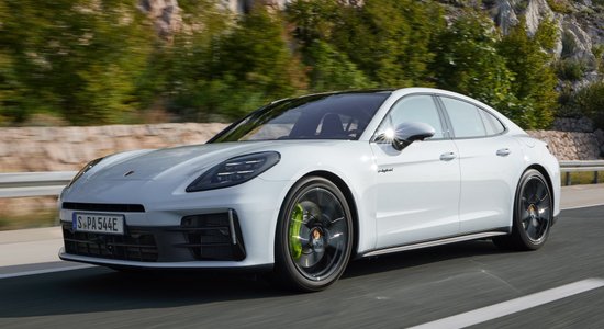 'Porsche' ieviesis divus jaunus 'Panamera' hibrīda variantus