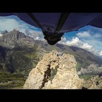 Video: Itāļu karstgalvis veic neticamu lēcienu caur klints spraugu
