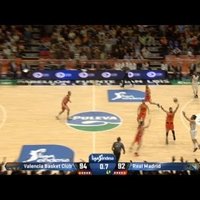 Video: Madrides 'Real' basketbolists no otras laukuma puses izrauj uzvaru