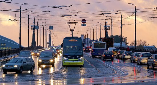 Rīgā no sliedēm noskrien tramvaja vagons; cieš divi pasažieri