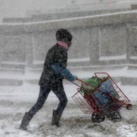 Foto: Pamatīgais sniegputenis ASV rada satiksmes haosu