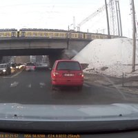Video: Automašīna piedzīvo 'akmeņu krusu' zem dzelzceļa pārvada Lāčplēša ielā