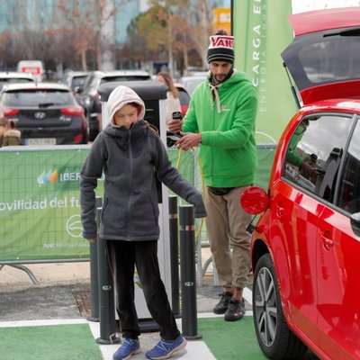 Foto: Grēta Tūnberga Spānijā pārvietojas ar elektrisko SEAT mazauto