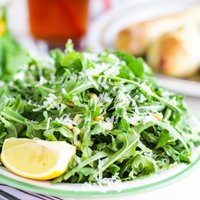 Нежная свежесть: салат с фетой, рукколой и персиками