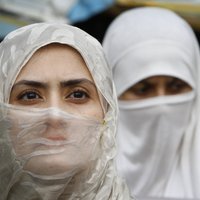 Иранские мужчины облачились в хиджабы, чтобы поддержать своих женщин