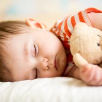 Mūžīgais jautājums – kā bērnu atradināt no gulēšanas vecāku gultā