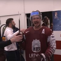 Video: Latvijas hokejisti ģērbtuvē līksmo par ceturtdaļfināla sasniegšanu