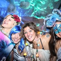 Foto: Koši tērpti ļaudis pulcējas LMA karnevāla 'virtuālajā paradīzes dārzā'