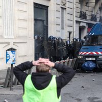 'Dzelteno vestu' protesti Parīzei nodarījuši katastrofālus postījumus, atklāj amatpersona