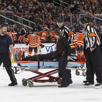 Video: Pēc sadursmes ar hokejistu NHL tiesnesi no laukuma aiznes uz nestuvēm