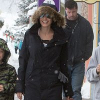 Без шапки и с мороженым: Анджелина Джоли гуляет с детьми на горнолыжном курорте