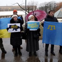 ФОТО: Акция протеста конгресса украинцев возле посольства России в Риге